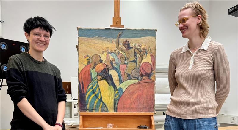 Ein rätselhaftes Reinecke-Bild für die Altenauer Heimatstube Ann-Marie Brekenfeld und Jette Henrike Vollmer restaurieren das Bild von Reinecke.