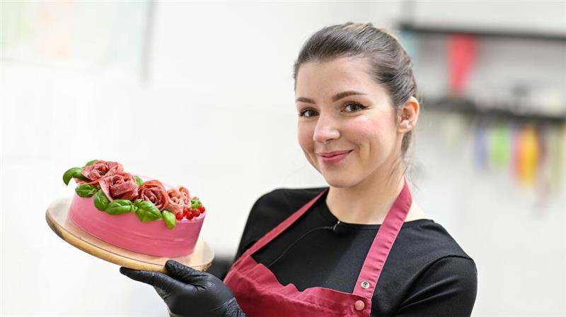 Anna Burkhardt erschafft Torten aus Wurst Anna Burkhardt aus Mannheim stellt Wursttorten her - auf Wunsch auch mit Salamirosen und Basilikumblättern.