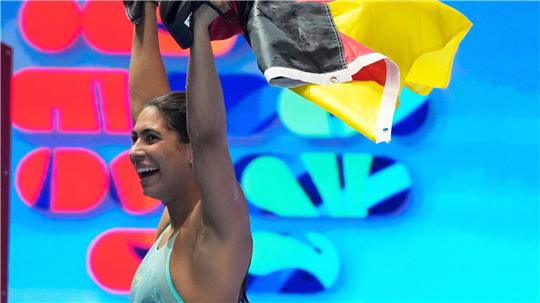 Anna Elendt feiert mit der deutschen Fahne.