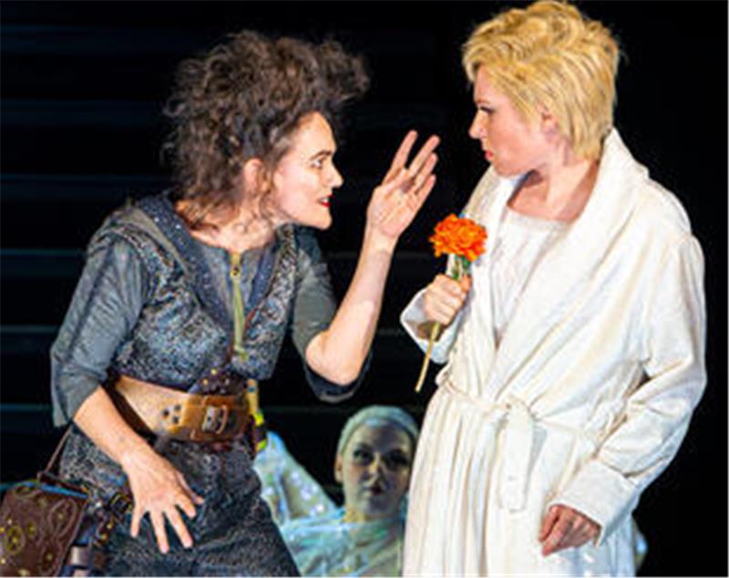 Zauberhafte „Sommernachtsträume“ in Bad Hersfeld Anna Graenzer als Puck (l.) und Uta Krüger als Viola überzeugen in ihren Rollen bei den „Sommernachtsträumen“ nach William Shakespeare.