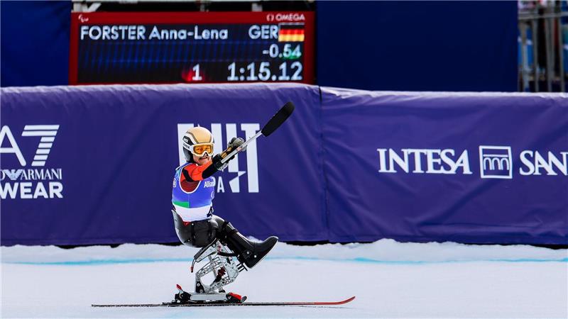 Anna-Lena Forster jubelt im Zielraum.
