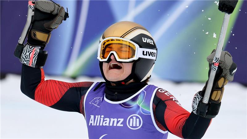 Anna-Lena Forster jubelt über Gold im Riesenslalom. 