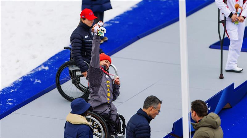 Anna-Lena Forster jubelt über ihre Silbermedaille.