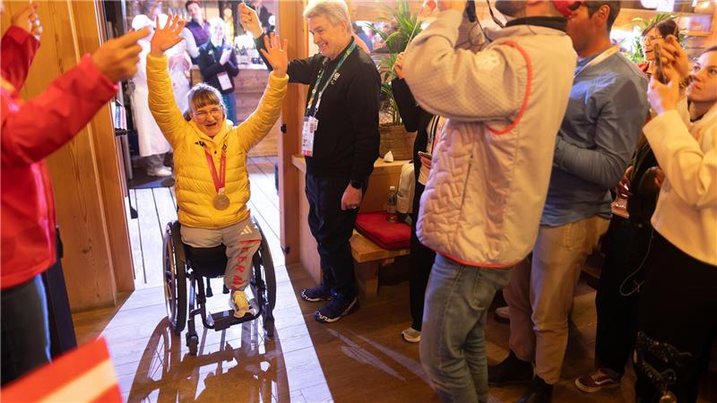 Medaillenreicher Auftakt für Team D bei Paralympics Anna-Lena Forster wird gefeiert.