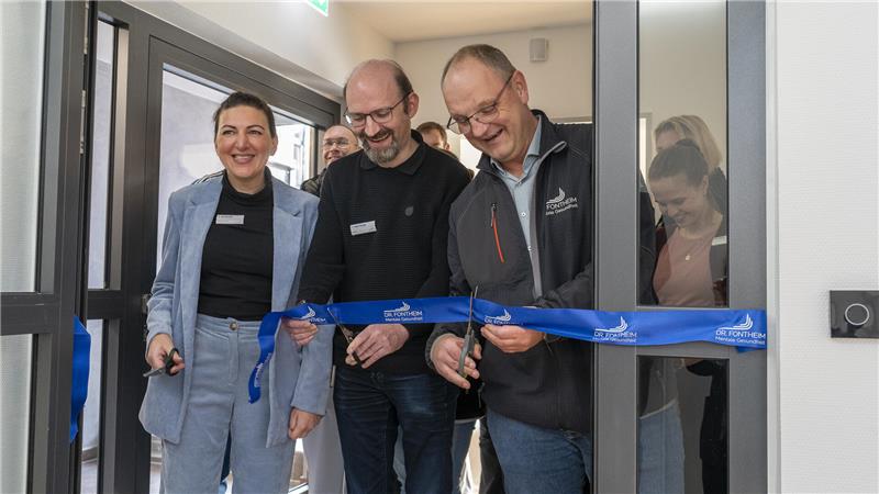 Drei Personen schneiden ein Band durch und eröffnen so die neue Station.