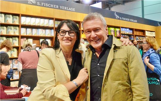 Anna Schneider (hier mit Arno Strobel auf der Leipziger Buchmesse) liest beim „Mordsharz“-Festival. Foto: Christian Dolle