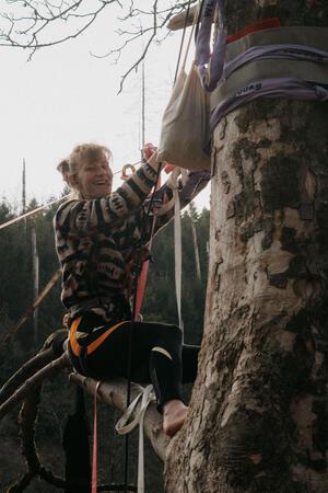 Anna Tolkmitt aus Bielefeld organisiert das Highline-Event an der Okertalsperre mit und sichert das Band an einem Baum. 