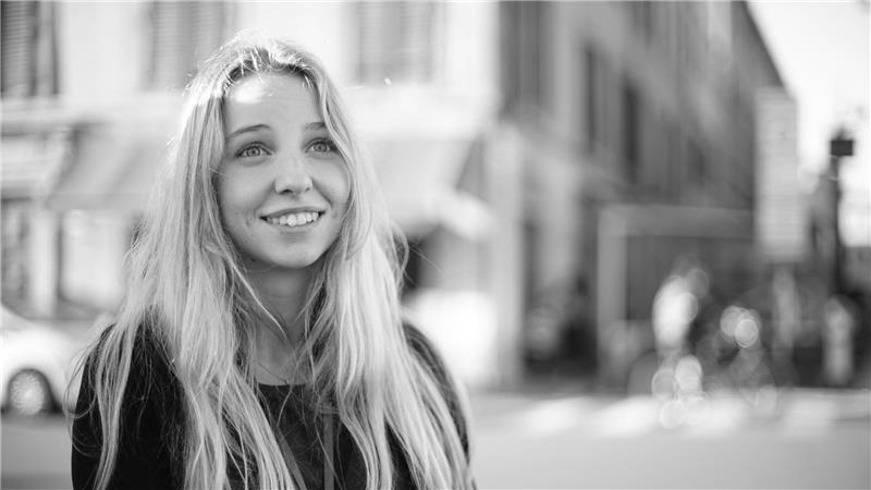 Annalena Backes auf Abiturfahrt, an der Kamera vorbei lächelnd.