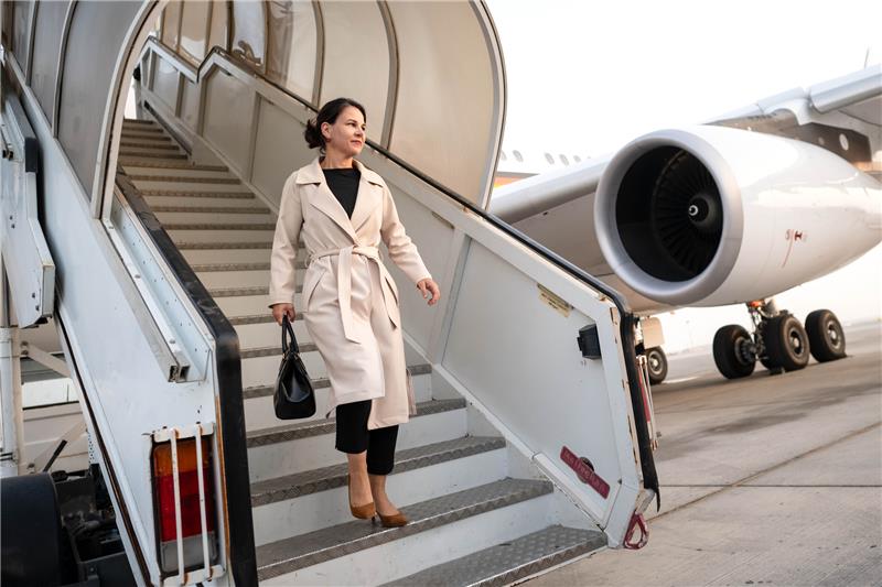 Regierungsflieger: Wenn Kanzler und Minister reisen Annalena Baerbock (Bündnis 90/Die Grünen), Außenministerin, steigt aus der Regierungsmaschine. Nach einer Zwischenlandung zum Auftanken in Abu Dhabi in den Vereinigten Arabischen Emiraten musste Außenministerin Baerbock (Grüne) am frühen Montagmorgen ihren Flug zu einer einwöchigen Reise nach Australien, Neuseeland und Fidschi vorerst abbrechen. Foto: picture alliance/dpa | Sina Schuldt