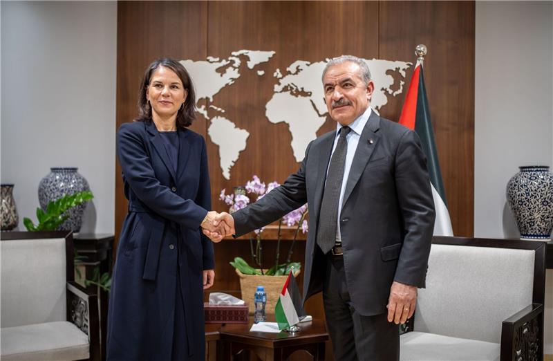 Baerbock in Nahost - Zwischen Staatsräson und Humanität Annalena Baerbock (Bündnis90/Die Grünen), Außenministerin von Deutschland, spricht mit Mohammed Schtaje, Ministerpräsident der Palästinensichen Autonomiebehörde.