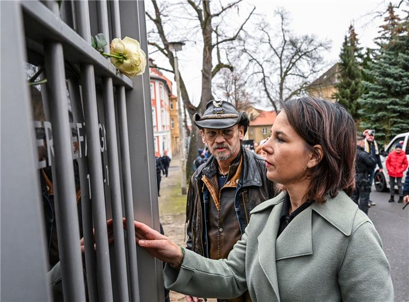 Annalena Baerbock am Mahnmal des sogenannten Kindergefängnisses aus DDR-Zeiten.
