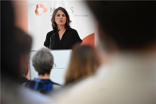 Annalena Baerbock bei der Vorstellung der künftigen deutschen China-Politik im Berliner China-Institut Merics.
