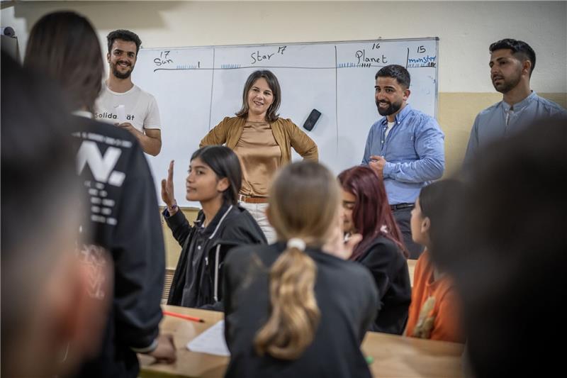 Baerbock: Verbrechen der Terrormiliz IS vor Gericht bringen Annalena Baerbock besucht eine Waisenschule nahe dem Flüchtlingslager Qadiya.