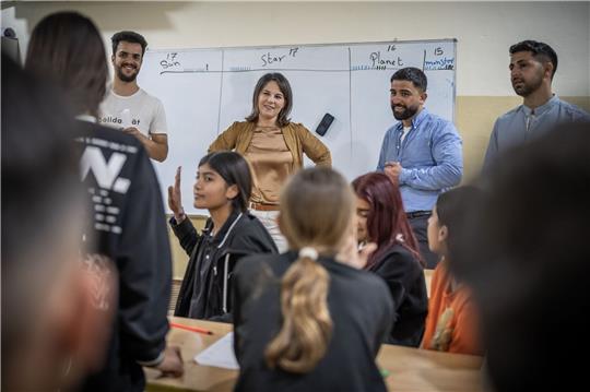 Annalena Baerbock besucht eine Waisenschule nahe dem Flüchtlingslager Qadiya.