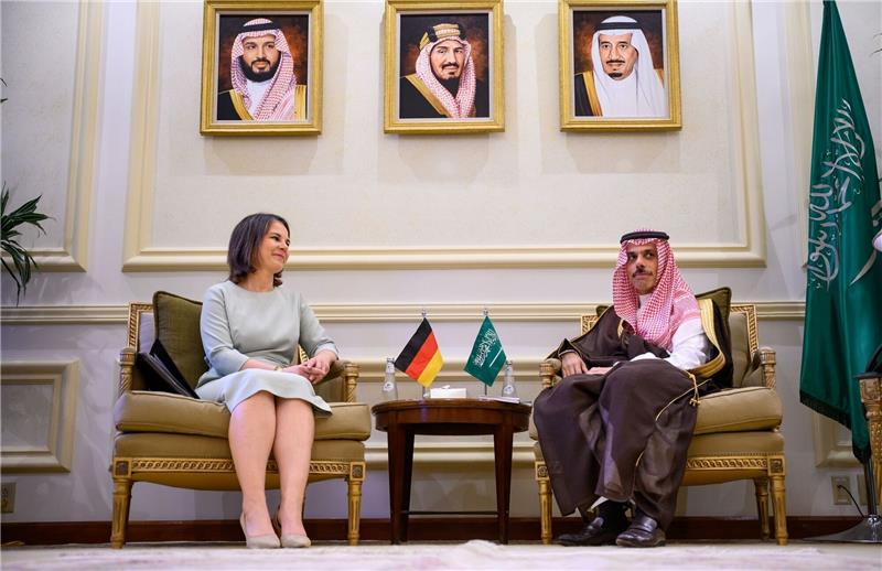 Baerbock: Keine „bedingungslose Normalisierung” mit Assad Annalena Baerbock im Gespräch mit ihrem saudi-arabischen Kollegen Faisal bin Farhan.