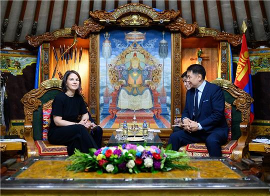 Annalena Baerbock (l.) im Gespräch mit Ukhnaa Khurelsukh, dem Staatspräsidenten der Mongolei.