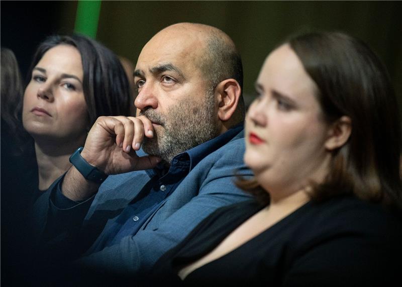 Annalena Baerbock (l-r), Omid Nouripour und Ricarda Lang sitzen beim Länderrat der Grünen in der ersten Reihe.