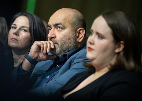 Annalena Baerbock (l-r), Omid Nouripour und Ricarda Lang sitzen beim Länderrat der Grünen in der ersten Reihe.