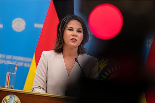 Annalena Baerbock nimmt auf ihrer Reise nach Kasachstan und Usbekistan an einer Pressekonferenz teil.