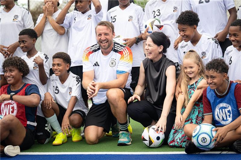 Baerbock verschießt Elfer: Deutschland-Fidschi 1:5 Annalena Baerbock trifft den deutschen Coach Timo Jankowski, der den Fußball-Nachwuchs Fidschis trainiert.