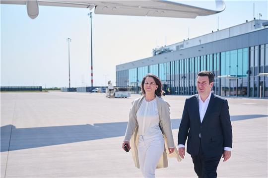 Annalena Baerbock und Hubertus Heil beginnen ihre gemeinsame Reise nach Brasilien.
