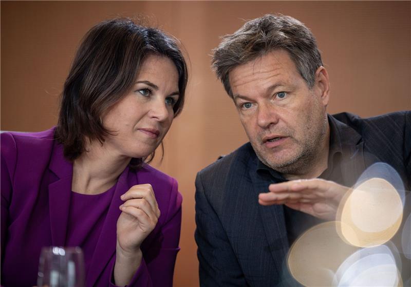 Pläne für EU-Asylreform sorgen für Kritik Annalena Baerbock und Robert Habeck verweisen beim Asyl-Kompromiss der EU auf die Notwendigkeit einer Einigung.