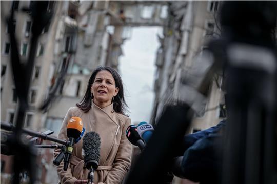 Annalena Baerbock vor dem zerstörten ehemaligen Sitz der Regionalverwaltung der Oblast Mykolajiw. Mykolajiw ist eine wichtige Hafenstadt in der Nähe von Odessa.
