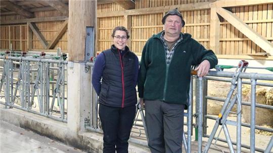 Annalena und Heiner Schulte halten ihre Kühe auf der Weide, aber im Winter kommen sie im Stall unter.