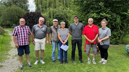 Anne Buritz (rechts), die Vorsitzende des Swingolfclubs Harz, zeichnet die Gewinner des Turniers (von links) Rainer Buschbaum, Carsten Klose, Ulrich Kramer, Sylvia Hennig, Lukas Vahl und Jürgen Jensen aus.