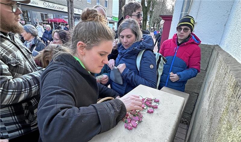 In Bad Harzburg gehen Glücksschweinchen etwas langsamer weg Anne Buritz vom Kinderschutzbund wird von Käufern umringt.