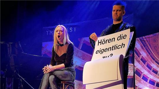 Anne Byrne und Campbill Vertesi zeigen die Ängste einer Opernsängerin.
