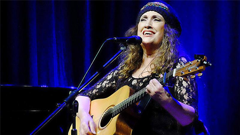 Anne Haigis ist nach 20 Jahren wieder einmal in Goslar und haut ihr Publikum im Kulturkraftwerk vom Hocker.