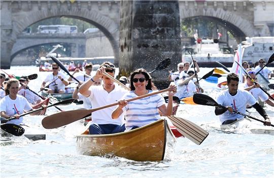 Anne Hidalgo (vorne) paddelt auf der Seine.