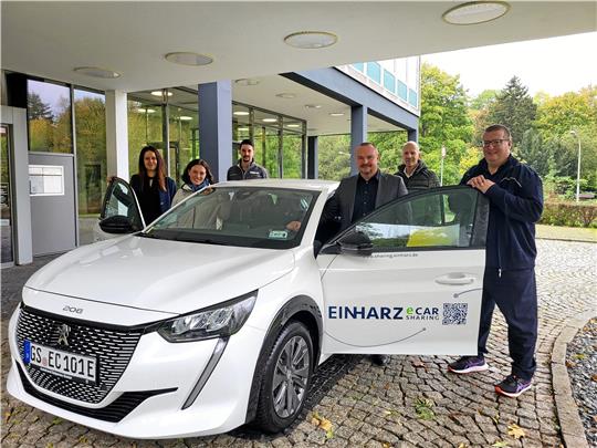 Anne Sagner (Stadtbus), Isabel Junior (Hahnenklee Tourismus), Henrik Grabenhorst (Wohngesellschaften Goslar/Harz), Jan-Hendrik Fischer (Wohngesellschaften Goslar/Harz), Uwe Schwenke de Wall junior (Recyclingpark) und Sebastian Becker (Stadtbus) betreiben gemeinsam das E-Carsharing in Goslar. Foto: Roß