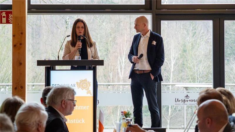 Fast 100 Gäste besuchen das Unternehmerfrühstück in Bad Harzburg Anne Sagner und Uwe Schwenke de Wal von Pro Goslar moderieren die Veranstaltung
