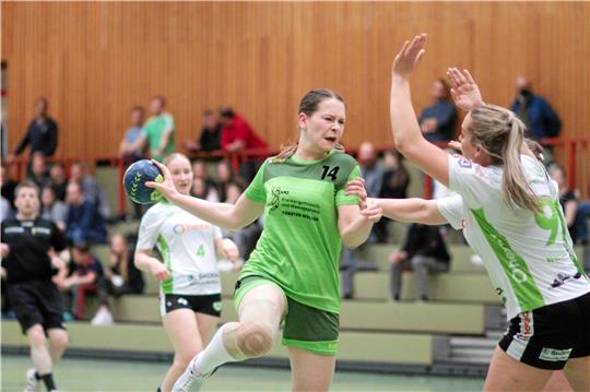 Anne Traeger (li.) und die HSG Langelsheim/Astfeld können im letzten Heimspiel der Saison gegen die HG ELM II den Aufstieg in die Landesliga auch sportlich perfekt machen. Foto: Gietemann