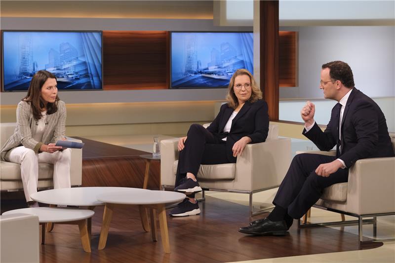 Energieexpertin: Nebenkosten können sich vervierfachen Anne Will (v.l.n.r.) im Gespräch mit Energieexpertin Claudia Kempfert und Jens Spahn. Foto: NDR | Wolfgang Borrs