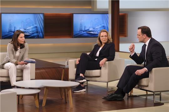 Anne Will (v.l.n.r.) im Gespräch mit Energieexpertin Claudia Kempfert und Jens Spahn. Foto: NDR | Wolfgang Borrs