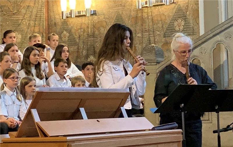 Chöre und Solisten begeistern beim WvS-Sommerkonzert Annelie Wilbrandt (li.) und Dagmar Fuld-Weinert (re.) ein Blockflöten-Duett von Beethoven zum Besten.