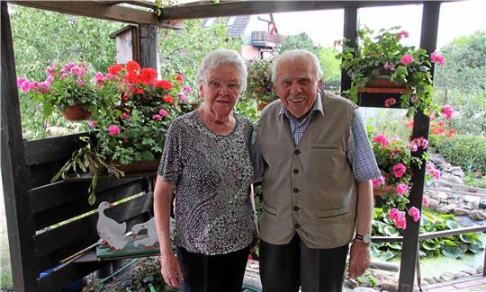 Anneliese und Hermann Ruhe feiern heute ihren 65. Hochzeitstag. Sie freuen sich über ihren blühenden Garten und darüber, dass sie noch gesund sind und das Leben genießen können. Foto: Hohaus