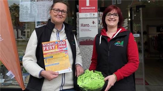 Annett Dähne-Hüttner (l.) und Tamara Neuse freuen sich auf die Losausgabe an Gäste der Tourist-Information/Urlaubswelt Harz.