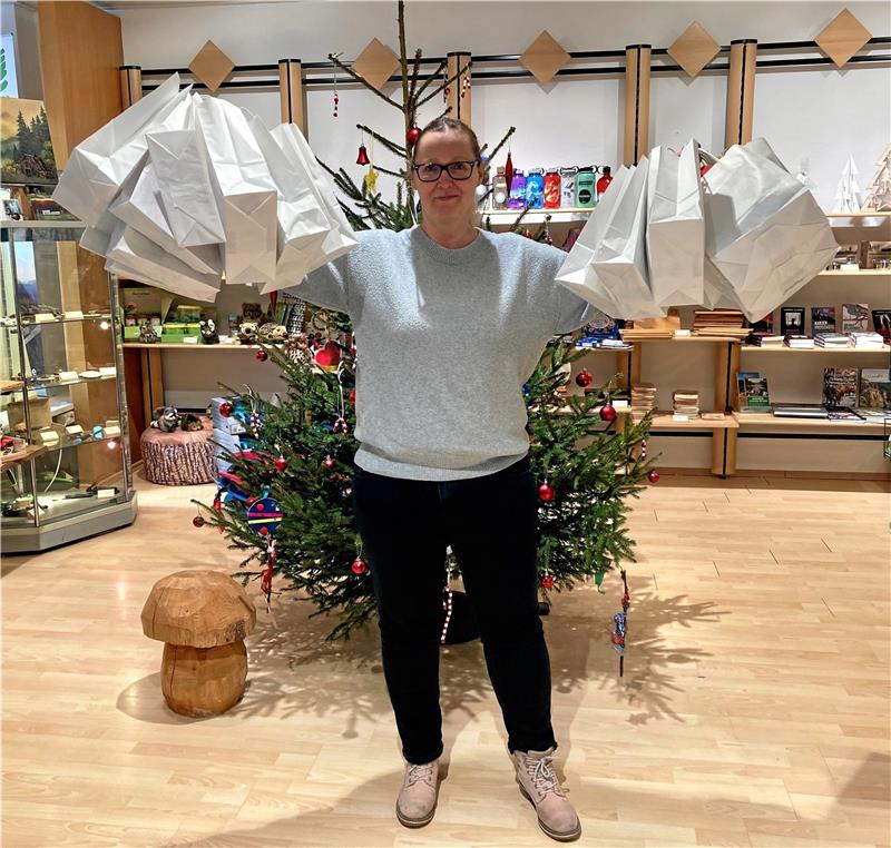 Annett Dähne-Hüttner von der Tourist-Information Clausthal-Zellerfeld freut sich über die große Hilfsbereitschaft und die vielen gekauften Geschenke für die Kinder, die nun noch durch sie liebevoll verpackt werden.  Foto: Privat