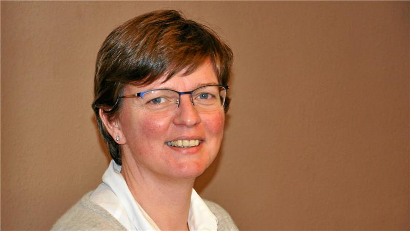 Eine Frau blickt in die Kamera.