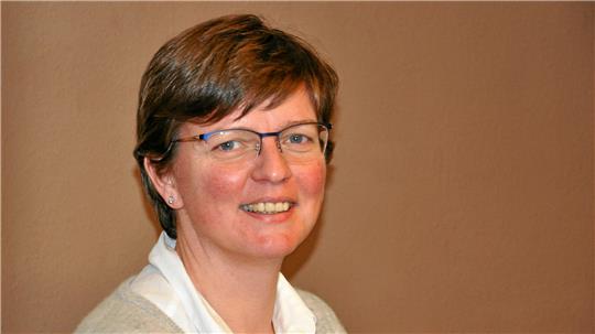 Eine Frau blickt in die Kamera.