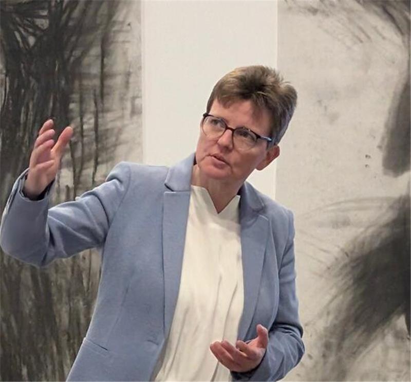 Annett Eine spricht bei der Kunstpause am Mittag über ihre Gedanken zur Kunst von Miriam Cahn.