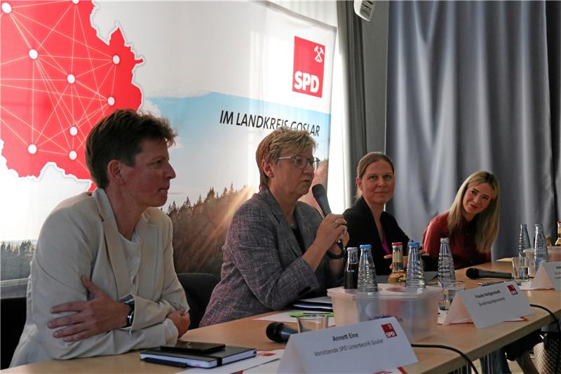 Annett Eine (von links), Frauke Heiligenstadt, Wiebke Osigus und Manon Luther diskutieren über Europa. Foto: Hartmann
