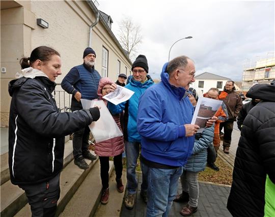 Annett Jerke (links) und Dr. Friedhart Knolle (2. v. li) führen die Spaziergänger über den Fliegerhorst. Foto: Neuendorf