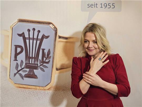 Annett Louisan präsentiert stolz den Paul-Lincke-Ring. Foto: Sowa