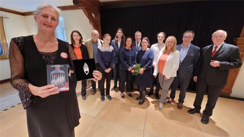 Annette Mierswa erhält das Bad Harzburger Eselsohr Annette Mierswa (Vordergrund) präsentiert stolz das Eselsohr, dass sie von Jury, Stadt und Harzburg-Stiftung überreicht bekommen hat.