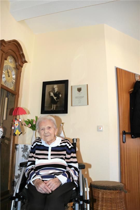 Anni John in ihrem Zimmer im „Haus Abendfrieden“. Im Hintergrund ein Bild von ihrer Einschulung und die Urkunde über die Verleihung der Goldenen Ehrennadel der Stadt Goslar. Foto: Hartmann